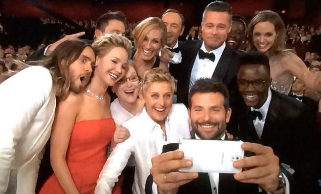 Эпический Selfie Эллен и звезд Голливуда