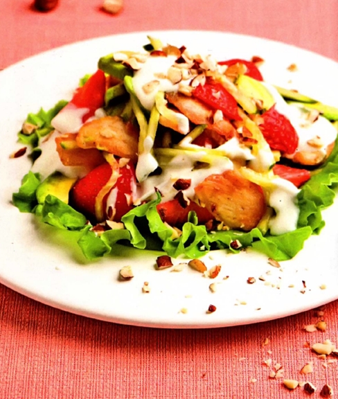 Витаминный салат с курицей и орехами