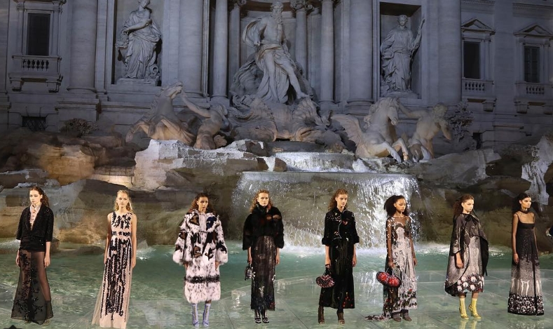 90 лет Fendi у Фонтана Треви